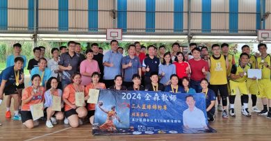 教师卸下严谨   球场上展现灌篮英姿