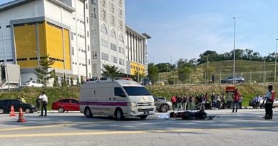 摩哆轿车路口碰撞 骑士毙命 女司机伤