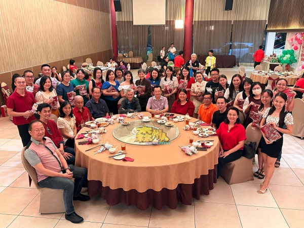 万茂华小董家教主办教师节晚宴，感谢老师的辛勤付出。