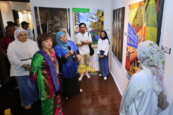 陈丽群（左）在玛拉工艺大学甲州分院艺术创作系主任莎米扎博士引领下，欣赏玛拉工艺大学艺术创作系学生的作品。