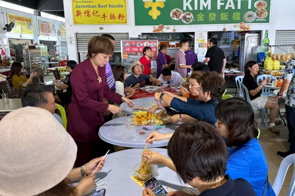 东北旅游考察团的团员到芙蓉大巴刹享用本地美食，如牛腩粉、鱿鱼米粉等。