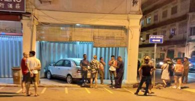 两车相撞酿祸 轿车夜闯茶室