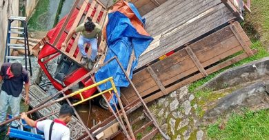 罗厘撞入沟渠 3人安全逃生