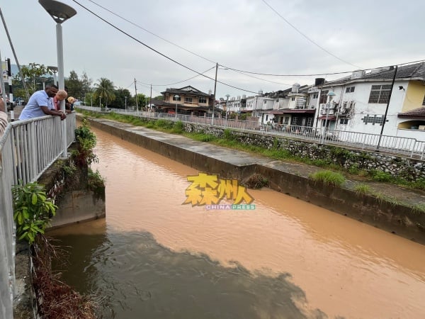 汝来旧街大众银行后面的巴当汝来河是瑟卡河及巴当拉务河的交汇处，当下大雨时各河流的河水流量迅速暴涨，在无法及时排出下，最终大大增加旧街地区发生突发水灾的风险。