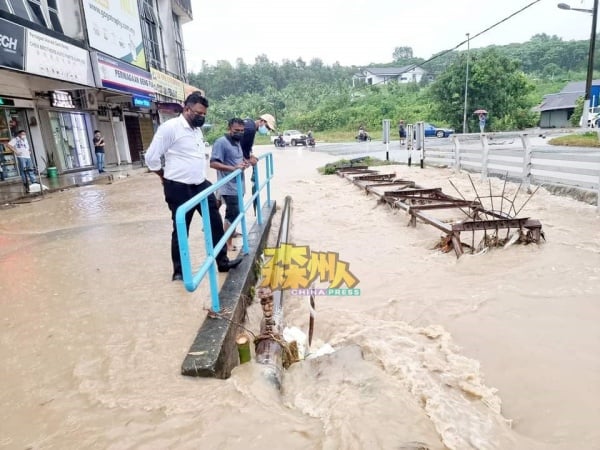 汝来旧街、红玫瑰花园及万益花园处在地势较低的地区，每逢下大雨当河水满溢倒灌都会首当其冲面对突发水灾之苦，让商家及居民面对财物损失。