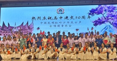 昆明红叶合唱团音乐会 芙中演出  千人捧场