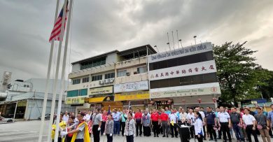 吴金财：国庆月挂国旗 促进社区和谐