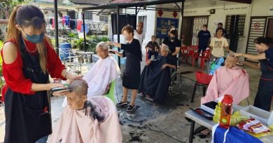马华亚沙志工团率队 为同心乐龄关怀中心老人义剪
