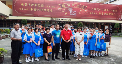 中秋节赠应节礼 吴金财敦促谨记节日意义