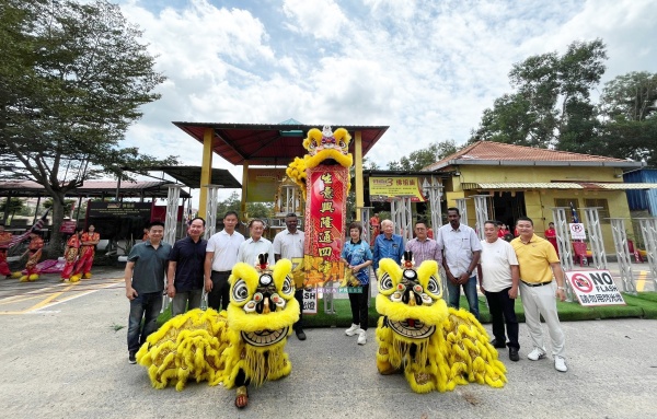 阿鲁古马（左5）及陈丽群受邀为汝来3批发城的迷你中国万里长城主持动土礼，左起黄胜辉、黎悦宽、黄弘耀、陈维振；右起李奇能、林森茂、达纳巴兰、何永铧、黄观生。