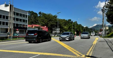 路线不齐  警卫突现马路指挥交通 民众冀改善路况  安全驾驶