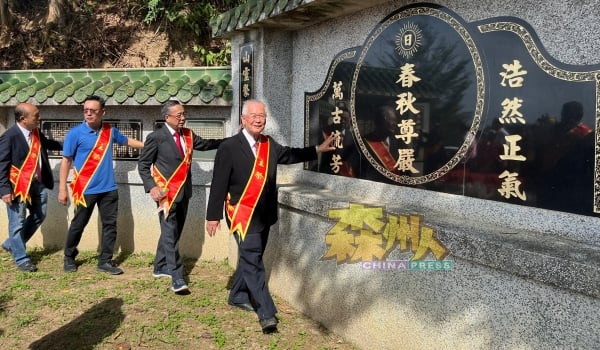 莫泰波（右起）、陈川正、庞启伟、林诗勤摸摸海南祖籍总坟，祈求庇佑子孙。