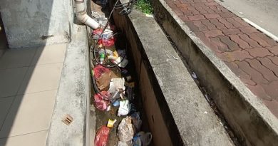 森州人头条｜后巷垃圾满泄 沟渠油污积水 芙市区被轰卫生一团糟