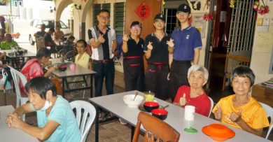 百酌点心楼圣诞送暖  请文丁恩典慈善之家耆老吃点心