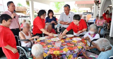 2慈善团体送暖 与长者庆冬至迎圣诞