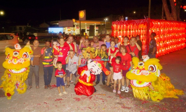  阿鲁古马与文丁村委会成员摆出蛇形刁手向市民们祝贺蛇年快乐，祝愿国泰民安。