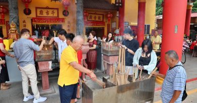 神庙大年初一香火盛 素餐招待人潮旺