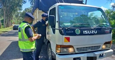 陆交局佳节严查重型车辆上路 400辆车违规 开1006罚单