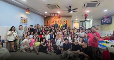 欢聚不忘母校 校友携手筹逾2万添购新桌椅