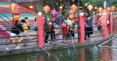 中西情人节相遇 亚沙四师爷庙元宵抛柑热