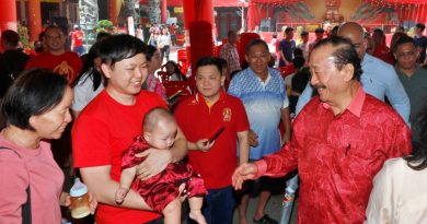 民众访志元堂遇超级VIP 惊喜求合照亲切答应