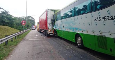 旅巴猛撞货柜罗厘 5人伤包括中国籍乘客