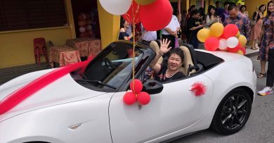 芙小李宛玲校长扮美美 “荣休像二次结婚”