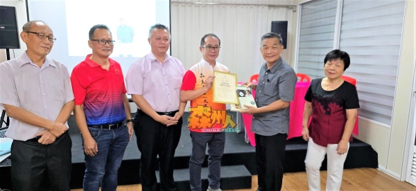 陈杰义（右3）颁发感谢状和赠送书籍给杜法明（右2），左起为陈嵩杰、李星祥、吴金财和蔡宛亲。