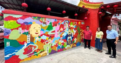 知知港壁画又有新搞作 历史美食地标入画 艳丽登场
