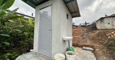弄边义山建厕所 扫墓者好方便