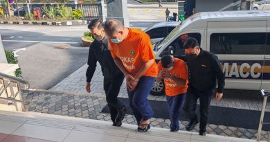 涉扣车主IC 索贿6000 2警员被反贪会扣查