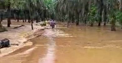 唯一通行路遭水淹没 道路瘫痪村民出入受阻