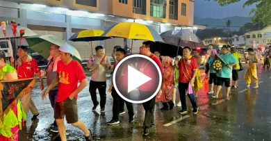 众神出游遇滂沱大雨 善信不畏风雨虔诚前行