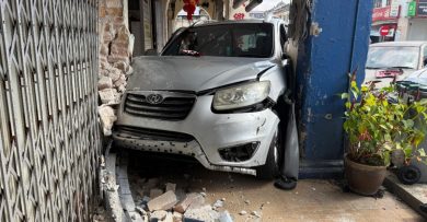 两车相撞酿连环祸　 休旅车闯药店 幸无人伤亡