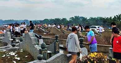 避长假塞车  义山拥挤  清明节后扫墓人潮比往年多