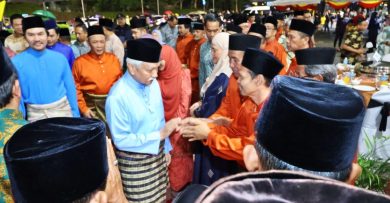 州政府开斋节开放门户 严端率王室成员与民同庆