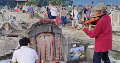 拉琴祭父廿五载 义山孝子幽音寄哀思