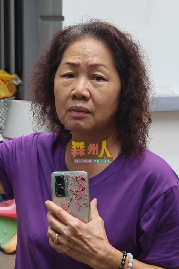 住家后发生大量的山泥倾泻,让韩瑞珍忧心忡忡。