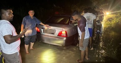 大雨河水暴涨　 轿车陷积水     热心民众合力救援