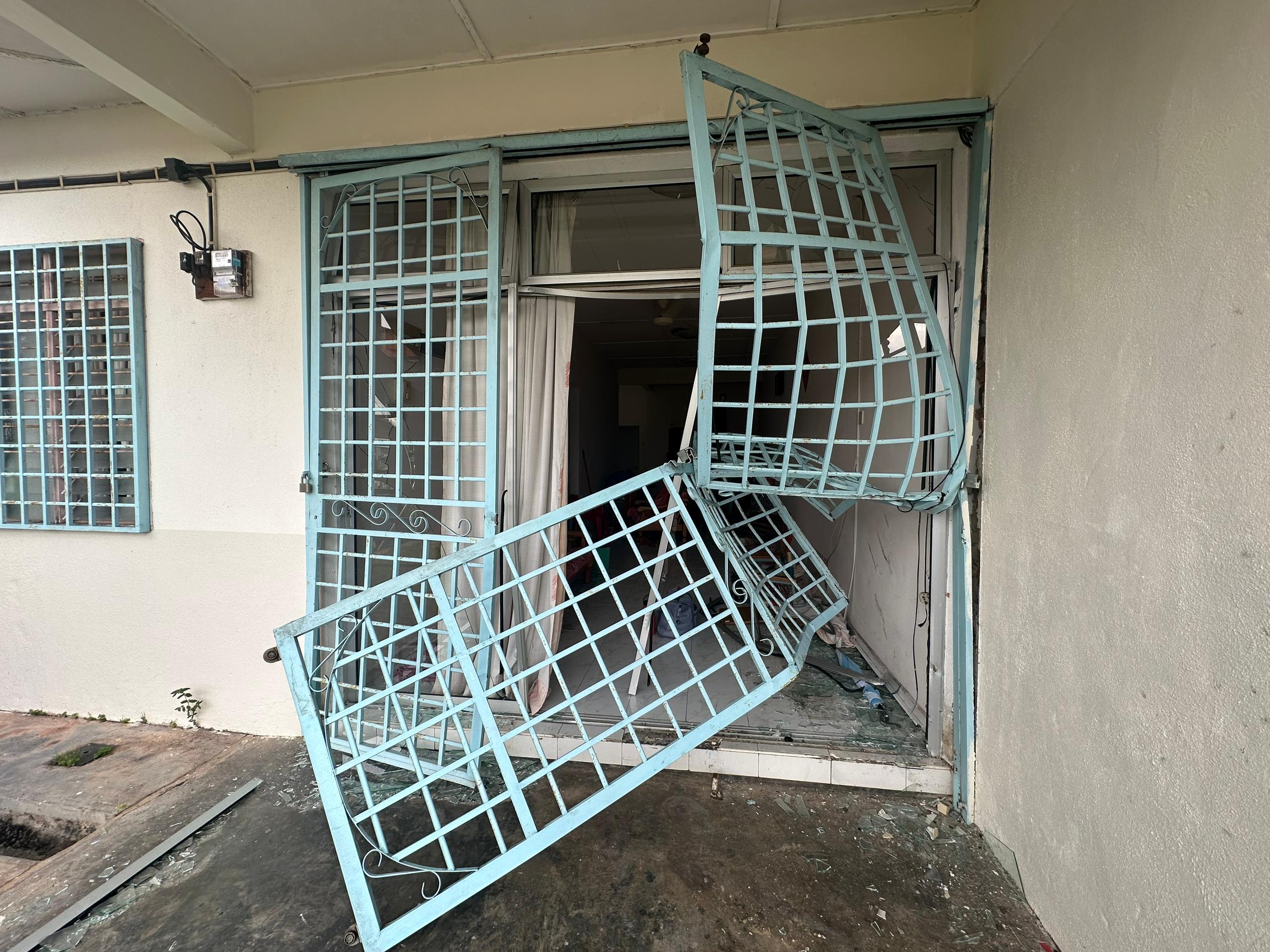 轿车疑失控先后冲破住家大门、铁门及玻璃门。