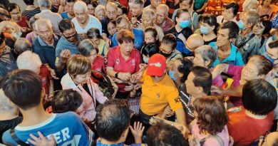 芙蓉文化街粽香四溢 逾600人“争粽”引骚动
