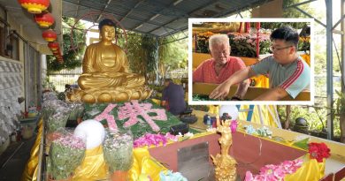卫塞节绽放温情 祖孙档积极布置花车