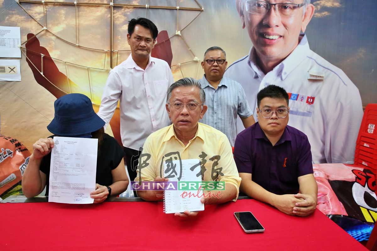 丈夫一早失联，留下39组阿窿逾29万令吉债务，华妇（前排左）起向周世扬求助。