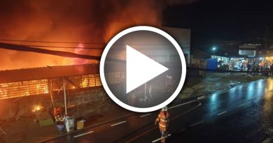 知知港摩哆店雨中起火 熊熊烈火传巨响