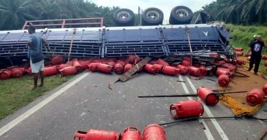 罗厘翻覆 横跨马路 煤气桶散落一地 交通大瘫痪