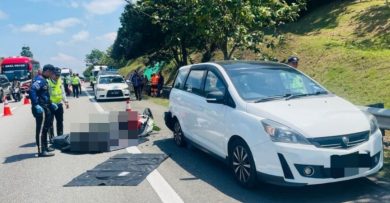 车爆胎停紧急车道 摩哆撞车尾 骑士当场丧命