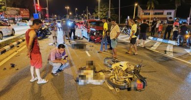 摩哆抢快超车 酿2死1伤惨剧