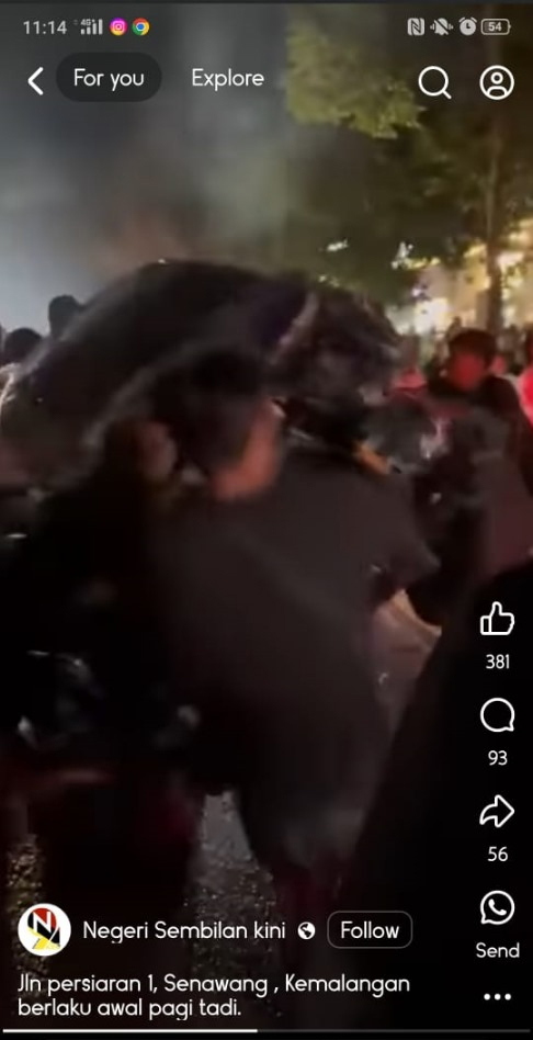 公众合力推车，把侧翻肇祸车辆摆正。