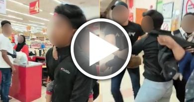 少年偷零食 妈妈求情 爸爸开打 全家演一出 一家人逃！