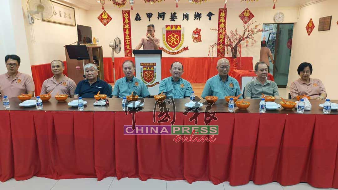 森甲河婆同乡会众领导踊跃出席家庭日，左起为张尤焕、张德龙、彭锐谋、彭益雄、拿督彭有仁、张来清、黄新华与刘道凰。